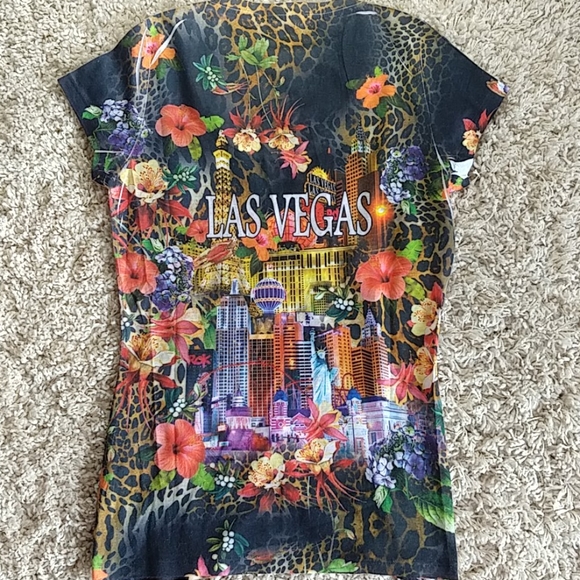 LAS VEGAS (XL) & CHICAGO (M) Women's Tops - Picture 4 of 7